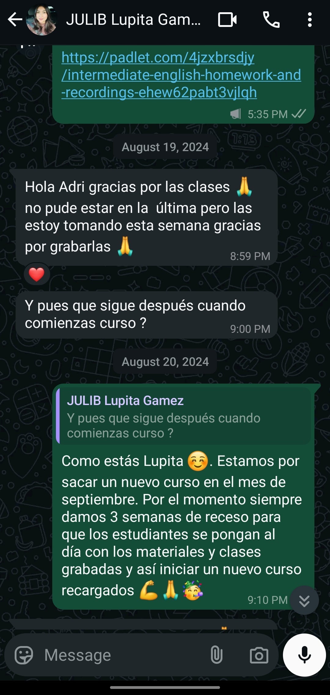 Lupita aprendiendo inglés con disciplina a pesar de largas jornadas de trabajo